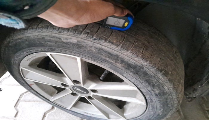 2014 Volkswagen Jetta HIGHLINE TDI AT, Diesel, Automatic, 1,65,444 km, tyre