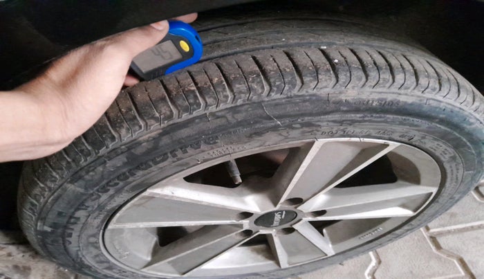 2014 Volkswagen Jetta HIGHLINE TDI AT, Diesel, Automatic, 1,65,444 km, tyre