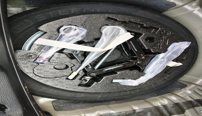 2025 Mahindra XUV 3XO REVX M 1.2 Petrol, Petrol, Manual, 196 km, tyre