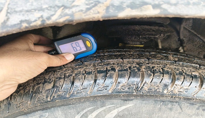 2025 Mahindra XUV 3XO REVX M 1.2 Petrol, Petrol, Manual, 196 km, tyre