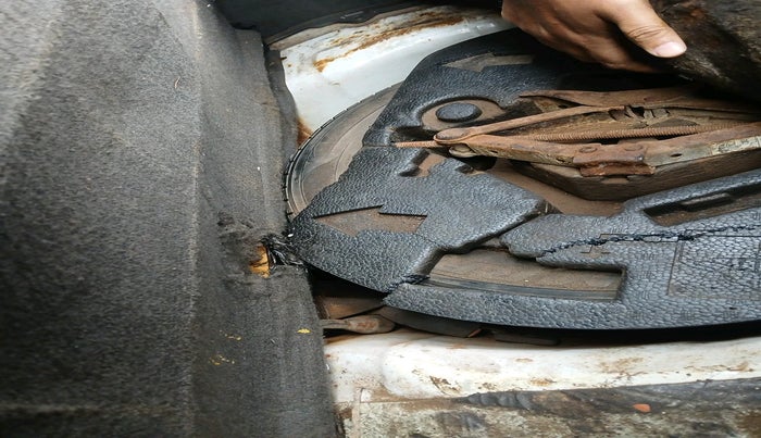 2013 Chevrolet Beat PS PETROL, Petrol, Manual, 1,05,684 km, tyre