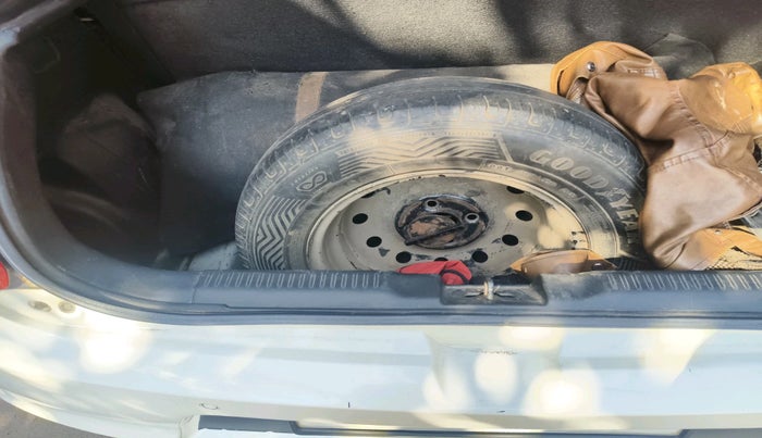 2020 Maruti Swift VXI, Petrol, Manual, 1,25,849 km, tyre