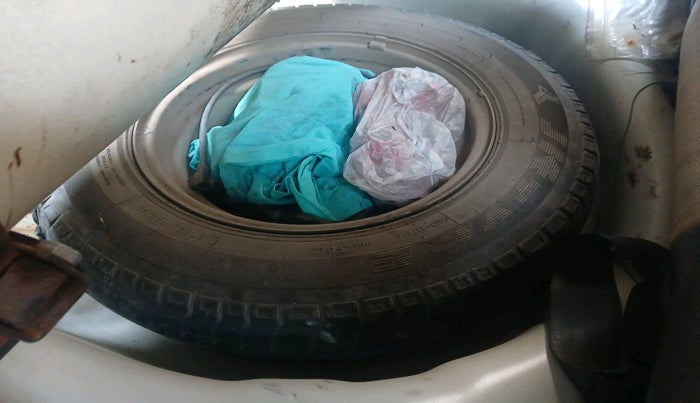 2014 Hyundai Eon ERA +, Petrol, Manual, 87,862 km, tyre