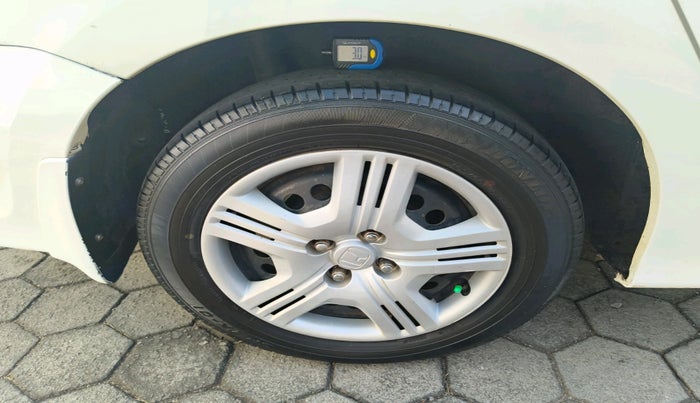 2012 Honda City 1.5L I-VTEC E MT, Petrol, Manual, 1,47,979 km, tyre