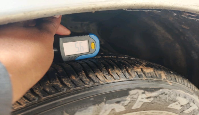 2012 Toyota Innova 2.5 G 8 STR, Diesel, Manual, 1,95,979 km, tyre