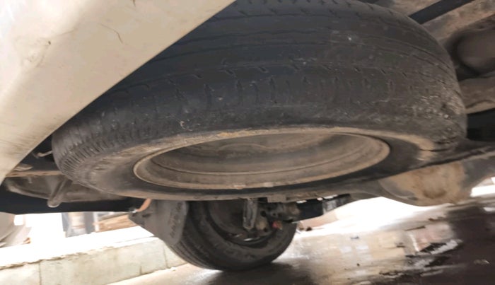 2012 Toyota Innova 2.5 G 8 STR, Diesel, Manual, 1,95,979 km, tyre