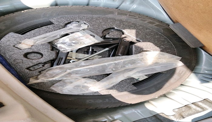 2022 Mahindra XUV300 W6 1.5 DIESEL AMT, Diesel, Automatic, 41,821 km, tyre