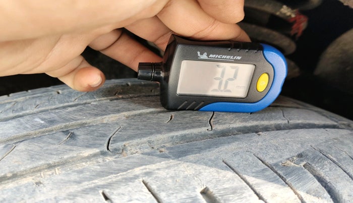 2022 Mahindra XUV700 AX 3 P MT 5 STR, Petrol, Manual, 56,000 km, tyre