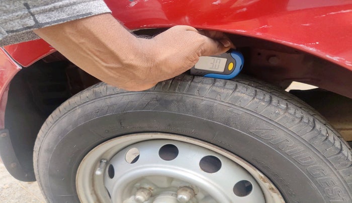 2014 Hyundai Eon ERA +, Petrol, Manual, 63,692 km, tyre