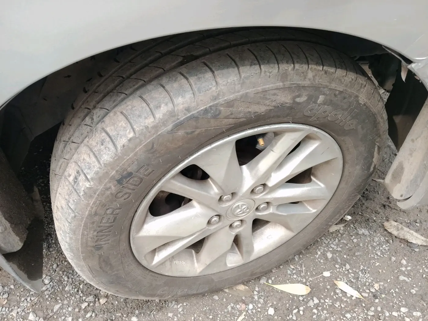 2017 Toyota Innova Crysta 2.8 ZX AT 7 STR, Diesel, Automatic, 1,15,770 km, tyre