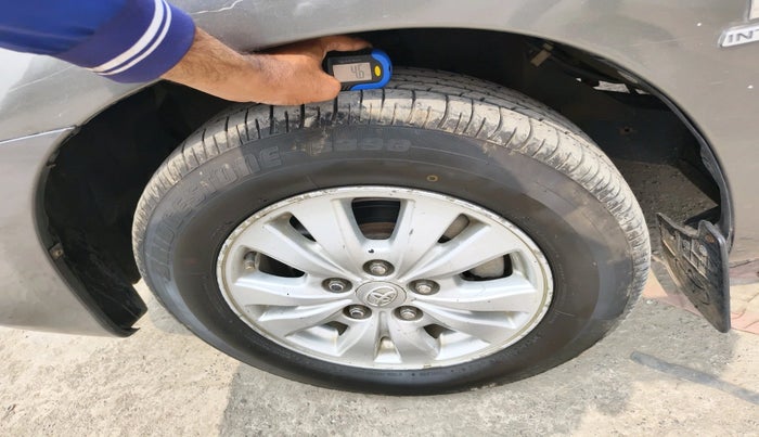 2011 Toyota Innova V 2.5 8 STR, Diesel, Manual, 2,27,451 km, tyre