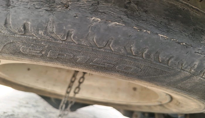 2011 Toyota Innova V 2.5 8 STR, Diesel, Manual, 2,27,451 km, tyre