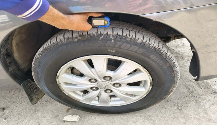 2011 Toyota Innova V 2.5 8 STR, Diesel, Manual, 2,27,451 km, tyre