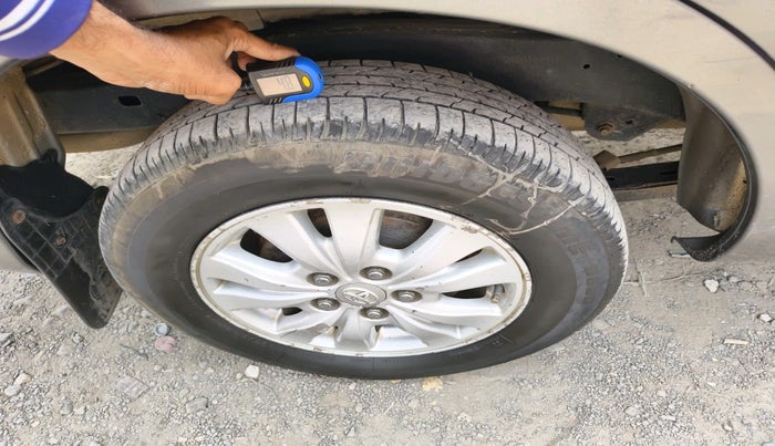 2011 Toyota Innova V 2.5 8 STR, Diesel, Manual, 2,27,451 km, tyre