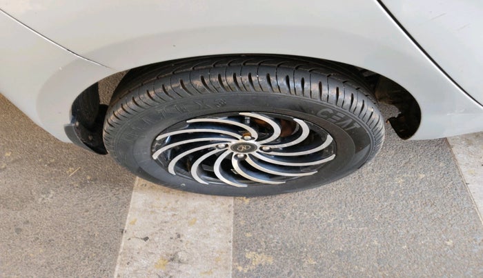 2013 Hyundai i20 ASTA 1.2, Petrol, Manual, 1,06,370 km, tyre