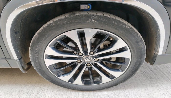 2021 MG HECTOR PLUS SHARP 1.5 PETROL TURBO DCT 6-STR, Petrol, Automatic, 1,11,043 km, tyre