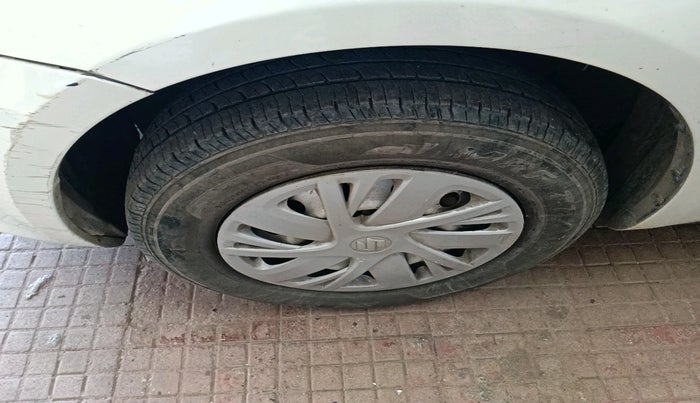 2012 Maruti Swift Dzire LXI, Petrol, Manual, 61,774 km, tyre