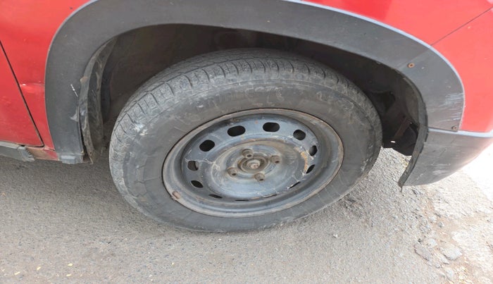 2017 Mahindra Kuv100 K4 D 6 STR, Diesel, Manual, 87,283 km, tyre