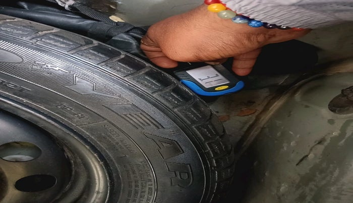 2013 Toyota Etios Liva V, Petrol, Manual, 98,759 km, tyre