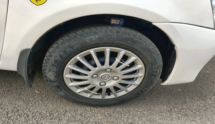 2013 Toyota Etios Liva V, Petrol, Manual, 98,759 km, tyre