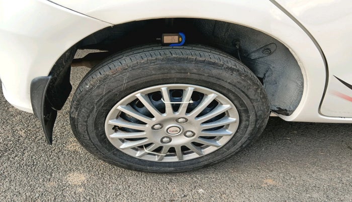 2013 Toyota Etios Liva V, Petrol, Manual, 98,759 km, tyre