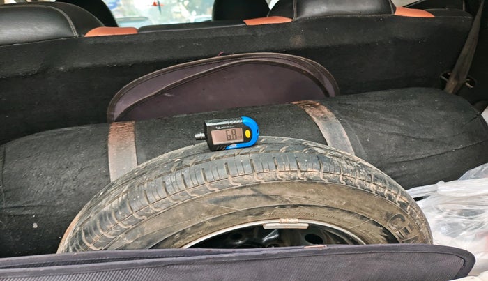 2016 Hyundai Eon ERA +, Petrol, Manual, 82,588 km, tyre