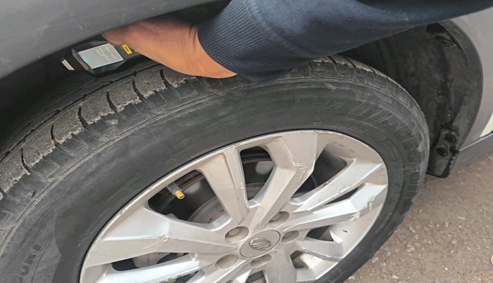 2019 Mahindra XUV300 W8 1.5 DIESEL, Diesel, Manual, 1,11,654 km, tyre