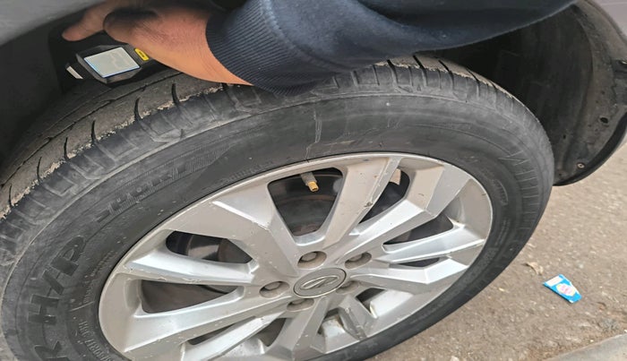 2019 Mahindra XUV300 W8 1.5 DIESEL, Diesel, Manual, 1,11,654 km, tyre