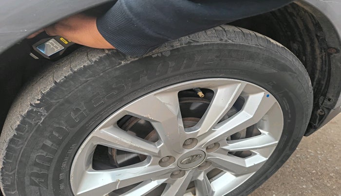 2019 Mahindra XUV300 W8 1.5 DIESEL, Diesel, Manual, 1,11,654 km, tyre