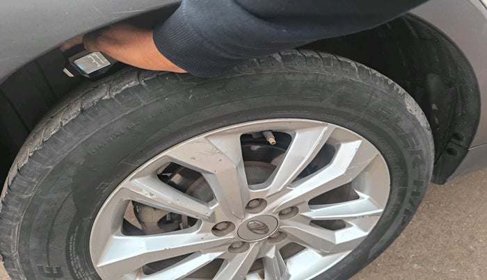 2019 Mahindra XUV300 W8 1.5 DIESEL, Diesel, Manual, 1,11,654 km, tyre