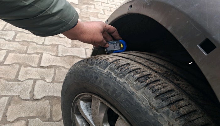 2018 Mahindra XUV500 W10, Diesel, Manual, 1,00,997 km, tyre