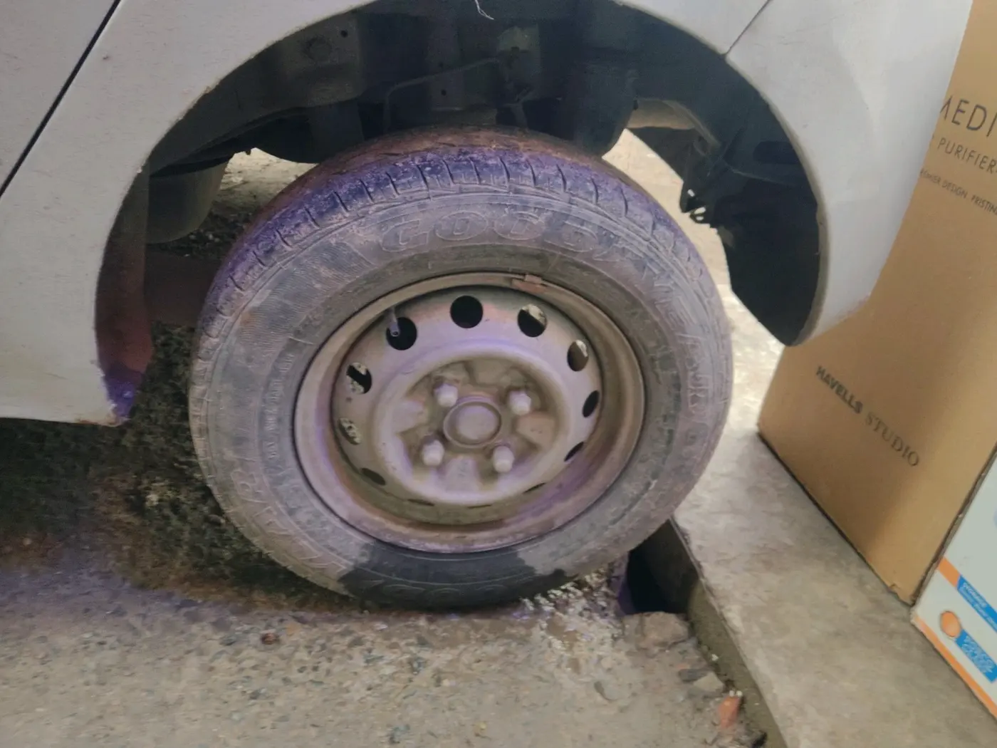 2014 Hyundai Eon ERA +, CNG, Manual, 89,200 km, tyre