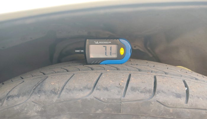 2016 Toyota Innova Crysta 2.8 ZX AT 7 STR, Diesel, Automatic, 2,54,095 km, tyre