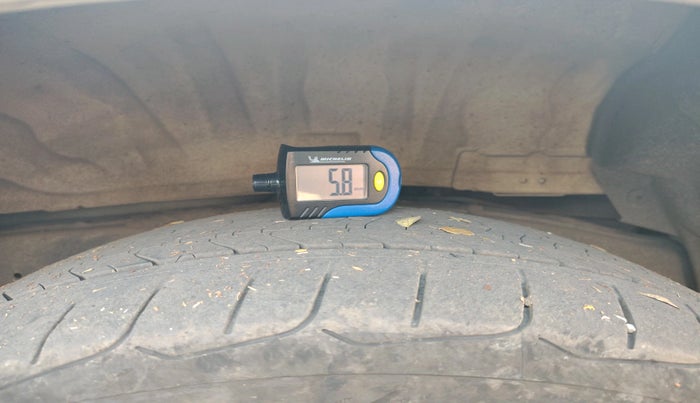 2016 Toyota Innova Crysta 2.8 ZX AT 7 STR, Diesel, Automatic, 2,54,095 km, tyre