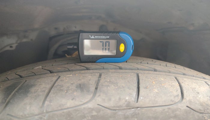 2016 Toyota Innova Crysta 2.8 ZX AT 7 STR, Diesel, Automatic, 2,54,095 km, tyre