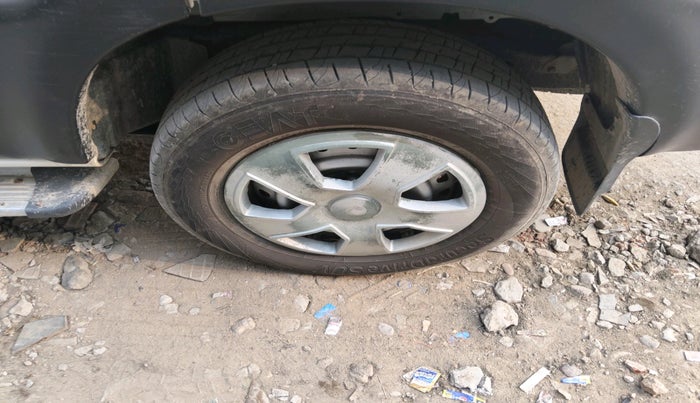 2017 Mahindra Scorpio S4 PLUS 4WD 1.99 INTELLI-HYBRID, Diesel, Manual, 1,42,190 km, tyre