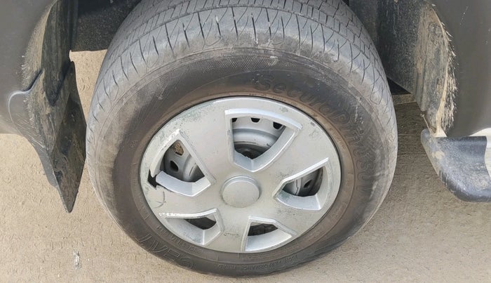 2017 Mahindra Scorpio S4 PLUS 4WD 1.99 INTELLI-HYBRID, Diesel, Manual, 1,42,190 km, tyre