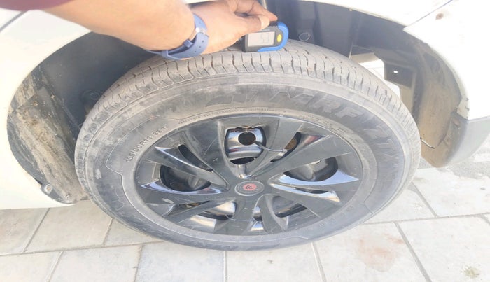 2015 Maruti Swift Dzire VDI, Diesel, Manual, 1,03,495 km, tyre