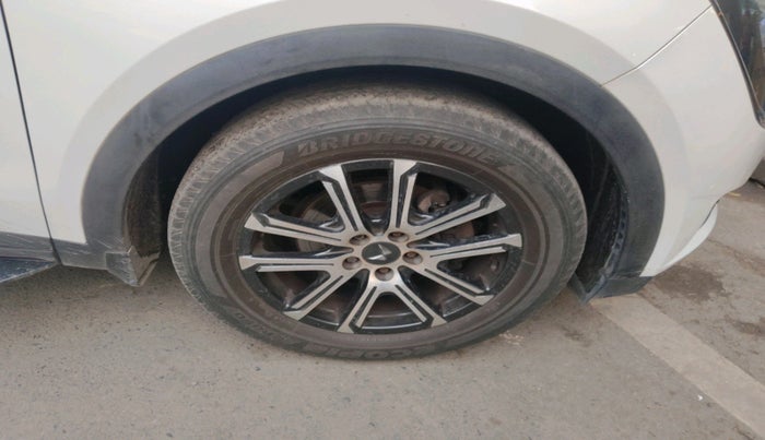 2022 Mahindra XUV700 AX 7 P AT 7 STR, Petrol, Automatic, 17,053 km, tyre