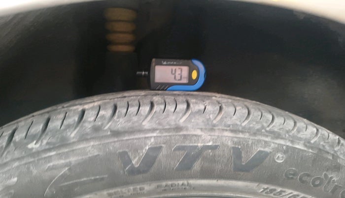 2015 Volkswagen Vento HIGHLINE DIESEL 1.5, Diesel, Manual, 1,41,433 km, tyre