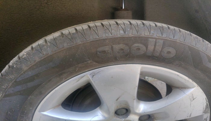 2011 Skoda Fabia ELEGANCE 1.2 MPI, Petrol, Manual, 1,06,135 km, tyre