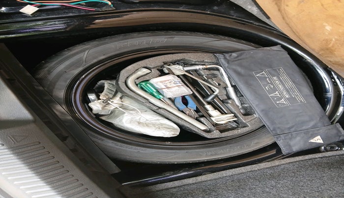 2014 Volkswagen Polo COMFORTLINE 1.2 Diesel, Diesel, Manual, 1,23,800 km, tyre