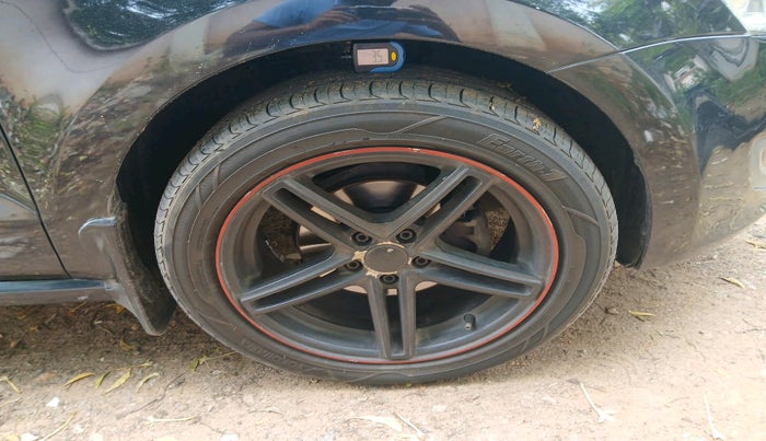 2014 Volkswagen Polo COMFORTLINE 1.2 Diesel, Diesel, Manual, 1,23,800 km, tyre