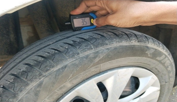 2023 Maruti Swift VXI, Petrol, Manual, 35,442 km, tyre