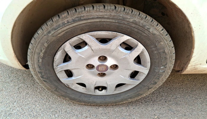 2013 Fiat Grand Punto DYNAMIC 1.3, Diesel, Manual, 1,42,413 km, tyre