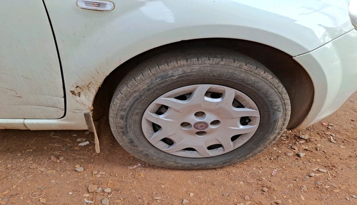 2013 Fiat Grand Punto DYNAMIC 1.3, Diesel, Manual, 1,42,413 km, tyre