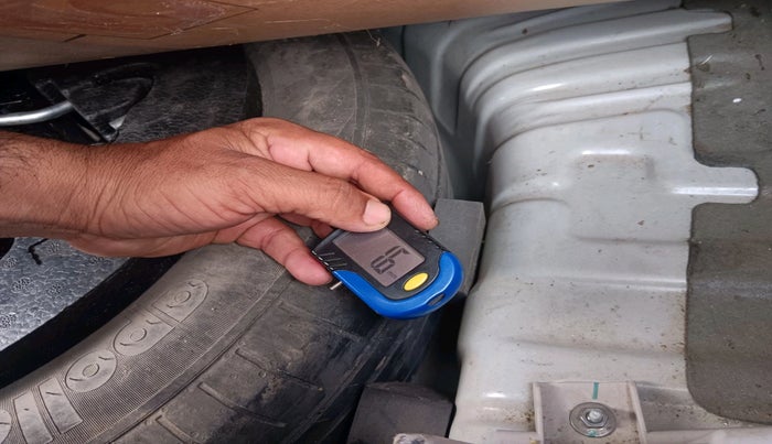 2021 Mahindra XUV300 W6 1.2 PETROL, Petrol, Manual, 59,987 km, tyre