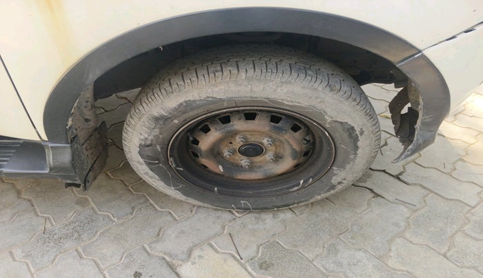 2016 Mahindra Xylo D4, Diesel, Manual, 2,20,725 km, tyre