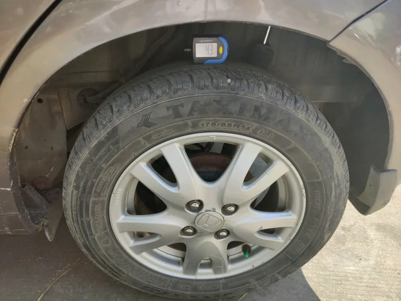 2015 Honda Brio VX AT, CNG, Automatic, 1,51,055 km, tyre