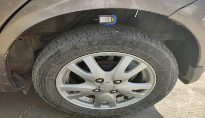 2015 Honda Brio VX AT, Petrol, Automatic, 1,51,055 km, tyre